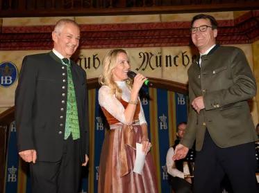 Amtsübergabe Moderation Katja Wunderlich mit Dr. Möller und Dr. Lehmann
