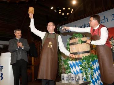 Anzapfen beim Maibockanstich, Hr. Füracker mit Dr. Söder und Dr. Lehmann