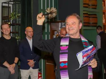Herr Schießler bei Segnung des Hofbräu im Deutschen Theater