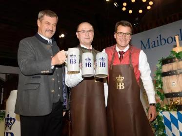 Hr. Dr. Söder, Hr. Füracker, Hr. Dr. Lehmann mit Steinkrügen