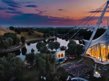 Überblick Open-Air Kino mit Stadtion und See im Hintergrund