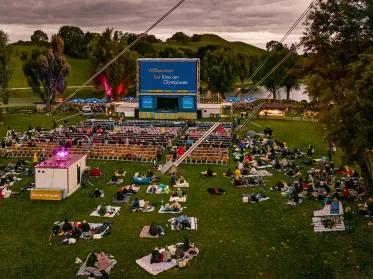 Kino am Olympiasee mit Leinwand und See im Hintergrund
