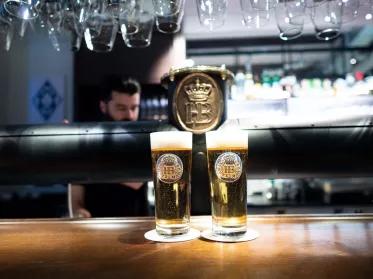 Papa Benz Bar mit Hofbräuhaus Hell im Schutzmarke-Glas