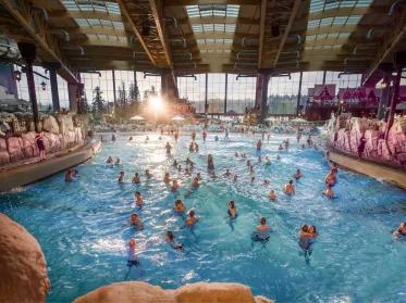 Wasserbecken in der Rulantica Wasserwelt mit Badegästen