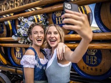 Selfie von zwei Frauen vor dem Hofbräu Pferdegespann
