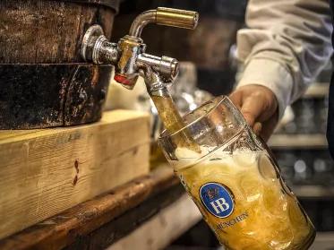 Bier vom Fass abzapfen in Masskrug