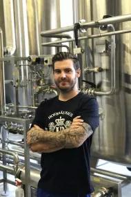 Mitarbeiter Brauerei im Hofbräuhaus-Tshirt in der Brauerei