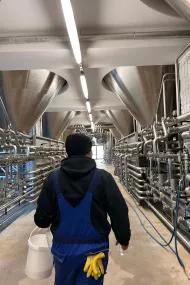Mitarbeiter im Overall in der Brauerei