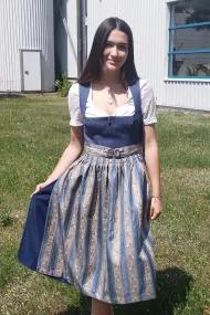 Hofbräu Dirndl Blau gold angezogen