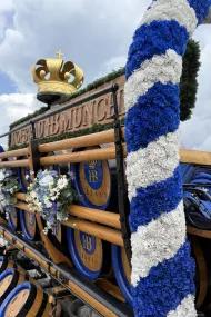 Ausschnitt Pferdegespann-Wagen mit Fässern und HB-Krone