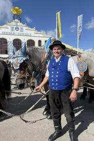 Pferd mit Kutscher vor Hofbräu Festzelt auf Oktoberfest München