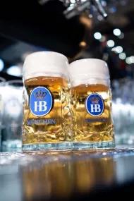 Masskrug HB mit Krone mit Bier