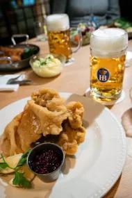 Schnitzel und Bier im Masskrug