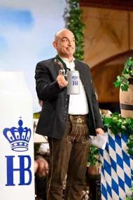 Django Asül mit Steinkrug