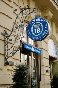 Schild Außen Hofbräu im Deutschen Theater mit Logo