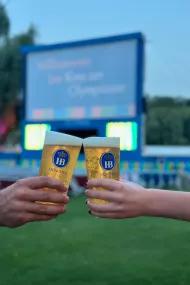 Hofbräu Bier vor Leinwand
