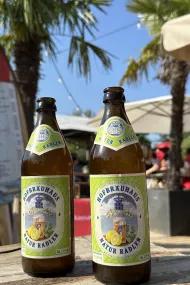 Hofbräuhaus Natur Radler mit Palmen im Hintergrund