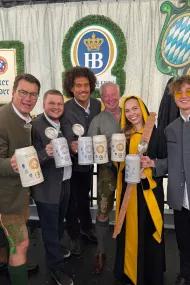 Brauertag Jungbrauer mit Dr. Lehmann und Masskrügen