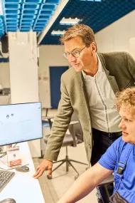 Dr. Lehmann in Technik mit Mitarbeiter