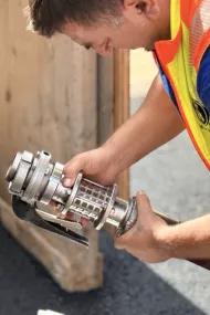 Goran mit Schlauch zur Oktoberfestbier-Befüllung