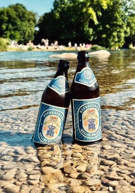 Hofbräuhaus Hell Bierflaschen im Wasser in Isar Sommer Sonne