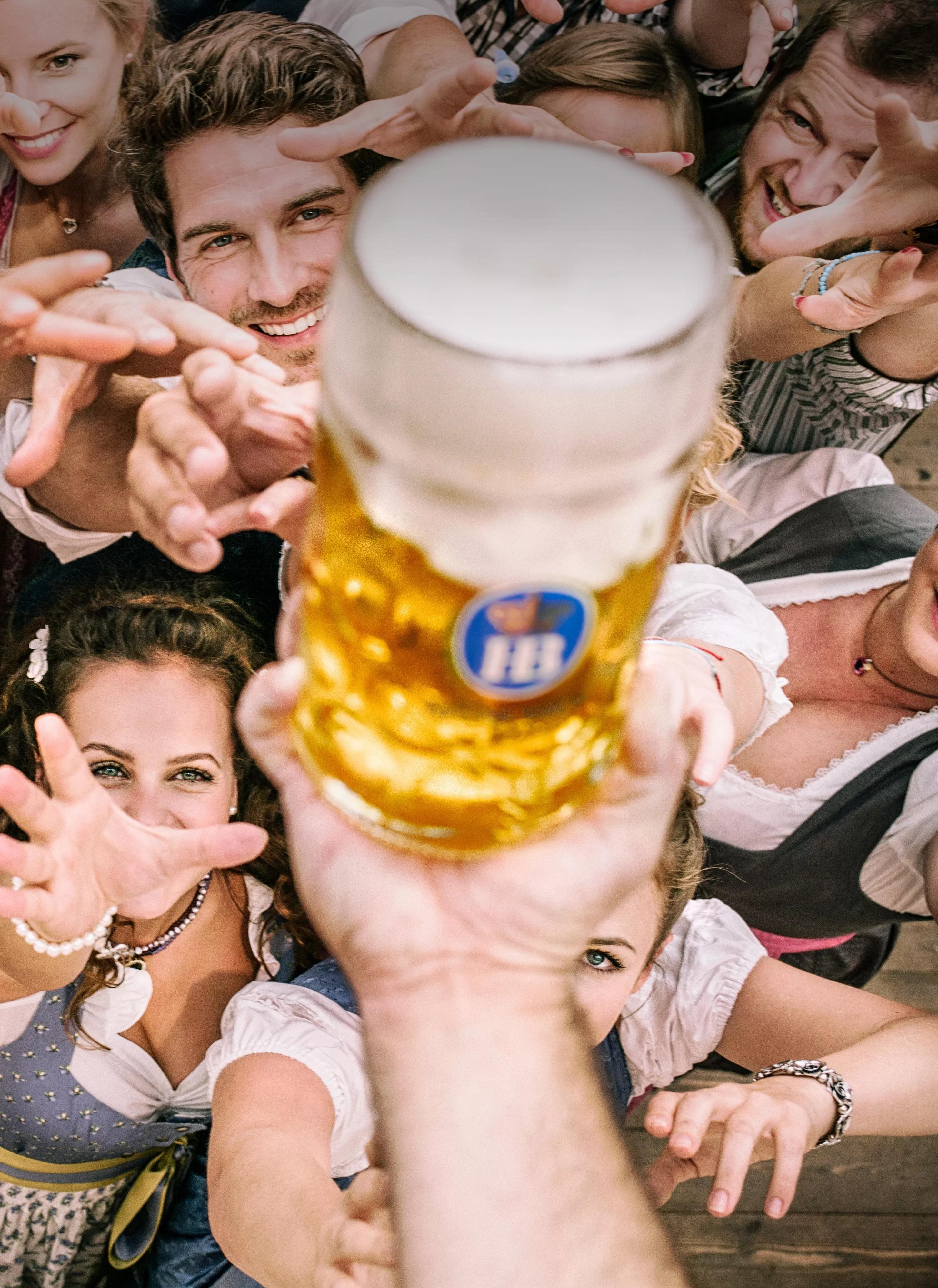 B2B Media Cloud Hände ringen auf dem Oktoberfest nach dem Masskrug