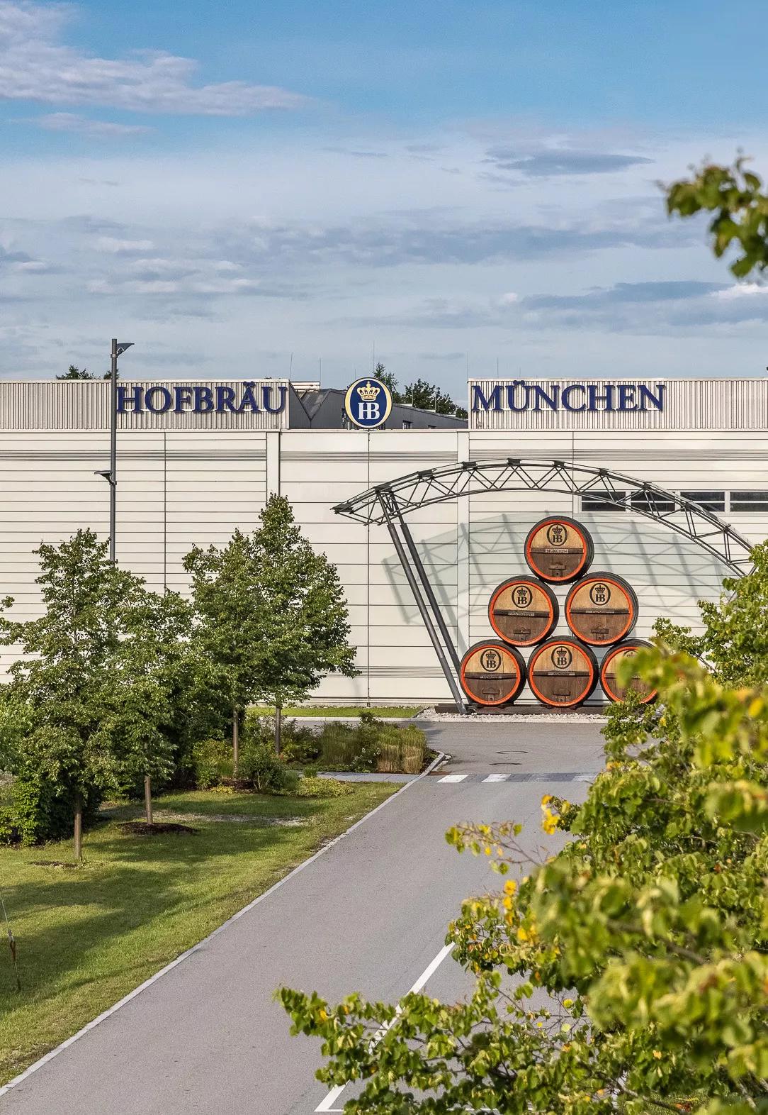 B2B Hofbräu München Brauereizufahrt mit Fässern und Logo