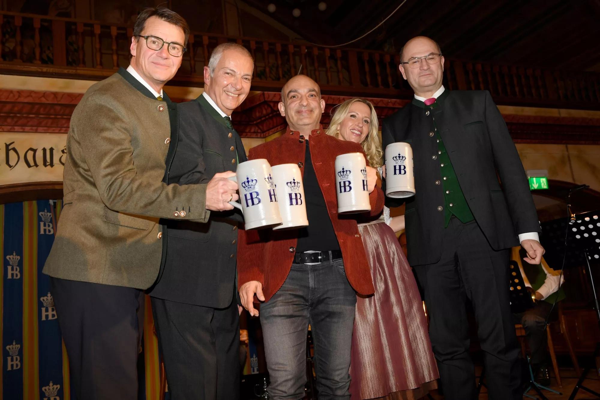 Dr. Lehmann, Dr. Möller, Django Asül, Katja Wunderlich, Hr. Füracker mit Steinkrügen