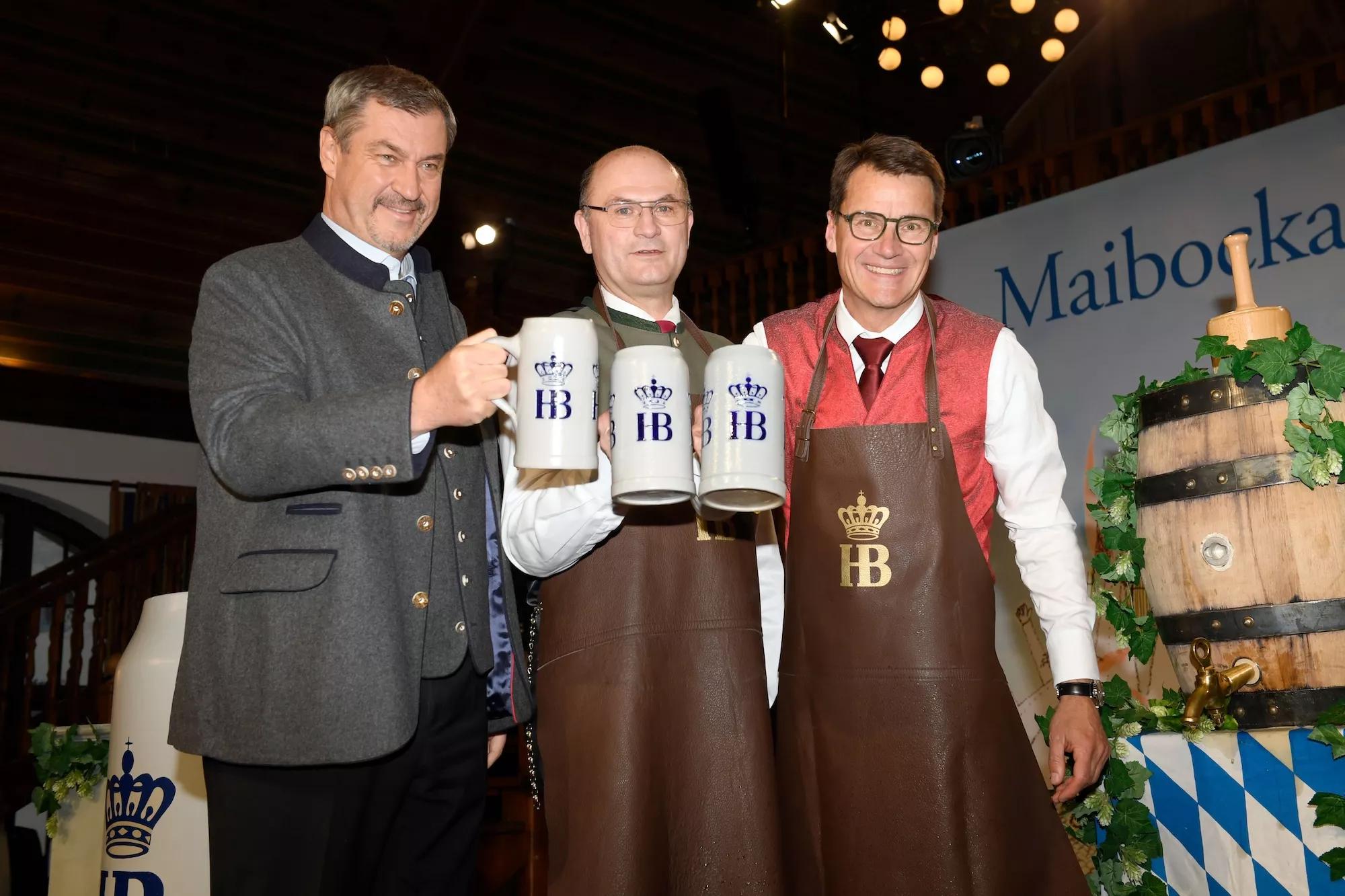 Maibockanstich Dr. Söder, Hr. Füracker, Dr. Lehmann mit Steinkrügen