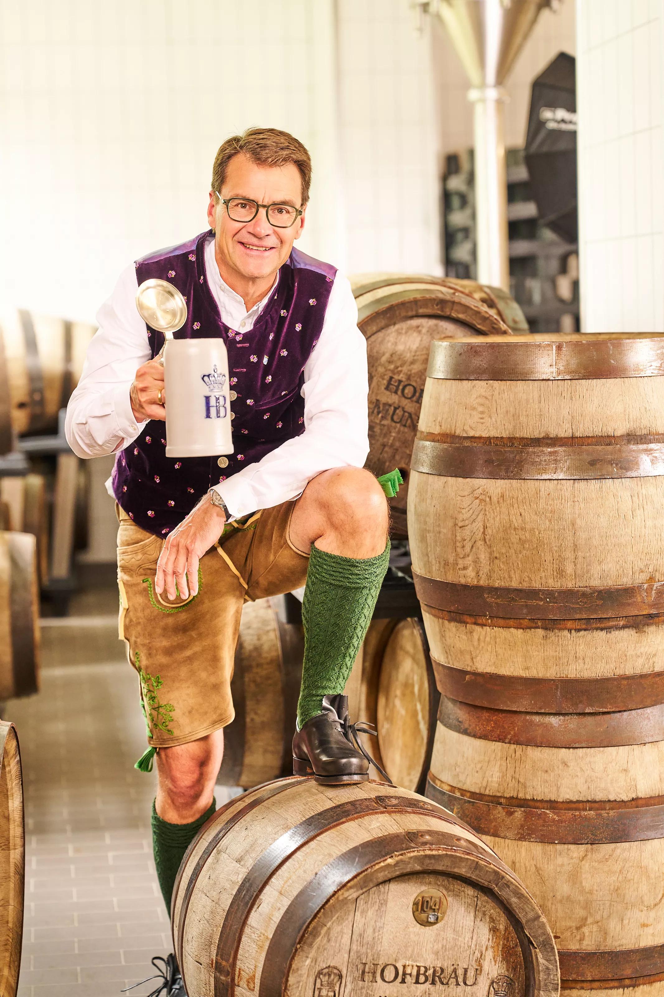 Dr. Lehmann in Brauerei auf Fässern mit Bierkrug