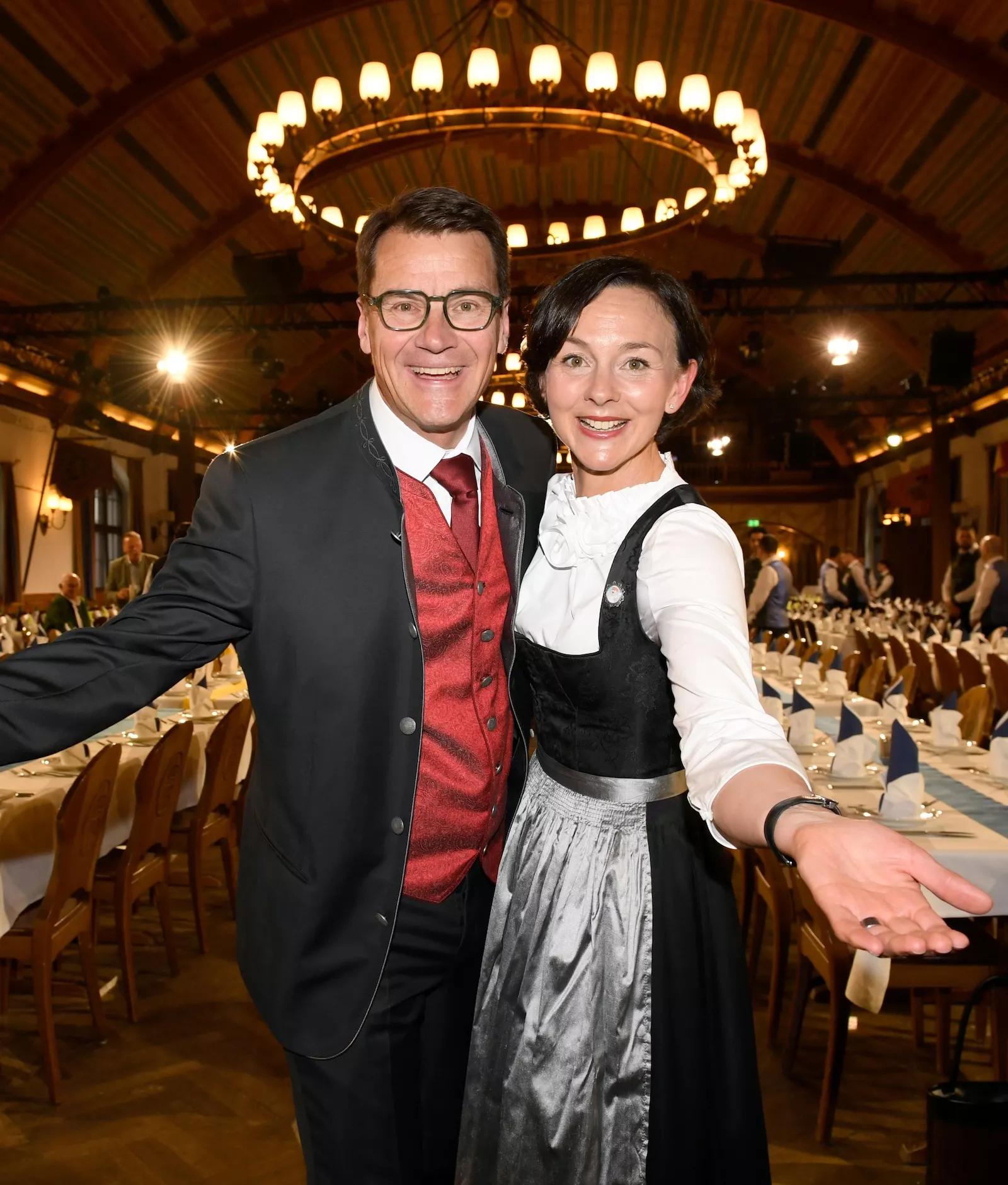 Dr. Jörg Lehmann mit Ute Lehmann beim Maibockanstich in Tracht