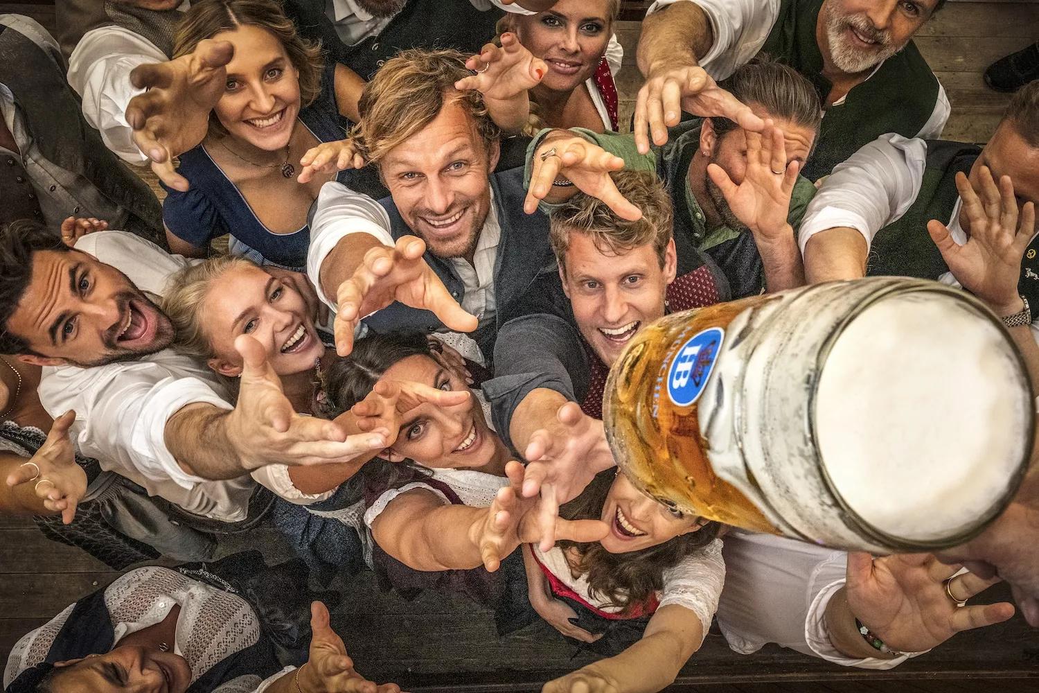B2B Media Cloud Hände ringen auf dem Oktoberfest nach dem Masskrug